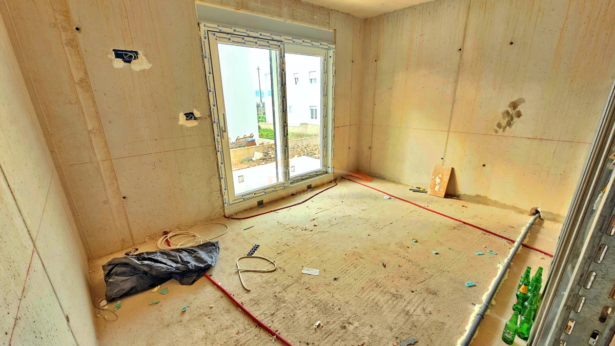 PRODAJA: Prostoren trisobni stan z velikim vrtom – Kaštel Stari (novogradnja)